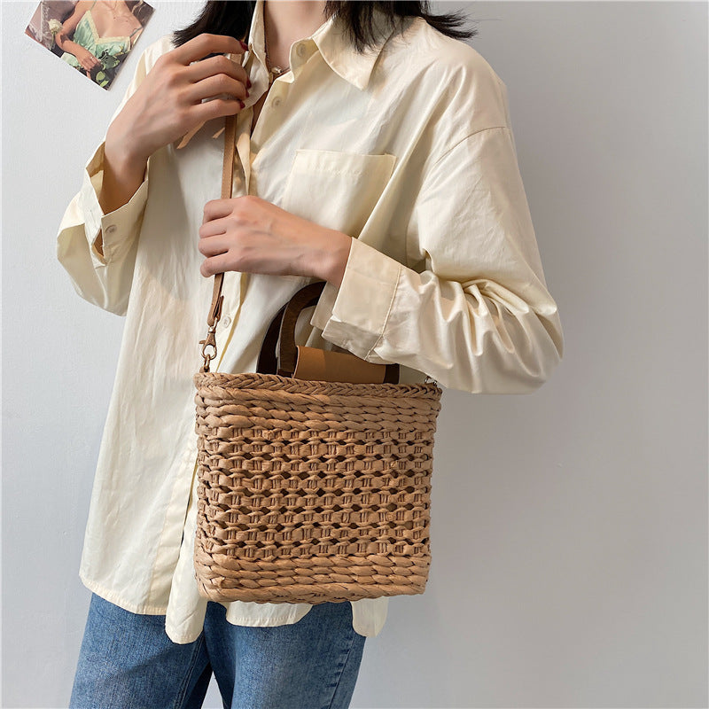 Nuova borsa a mano intrecciata casual alla moda