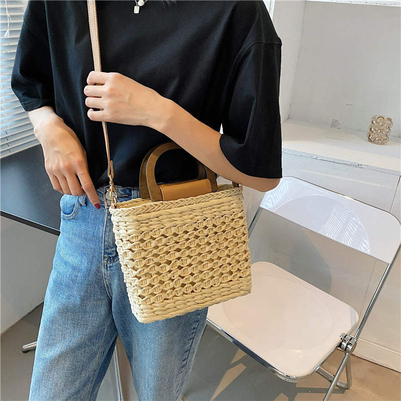 Nuova borsa a mano intrecciata casual alla moda