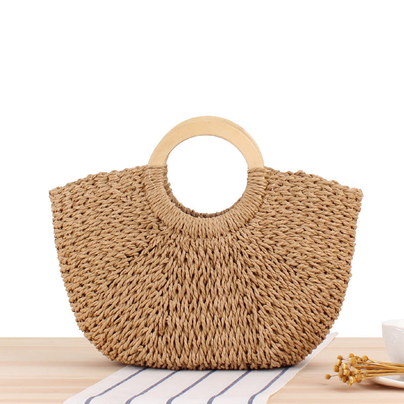 Strandtasche aus gewebtem Papierseil mit Holzgriff