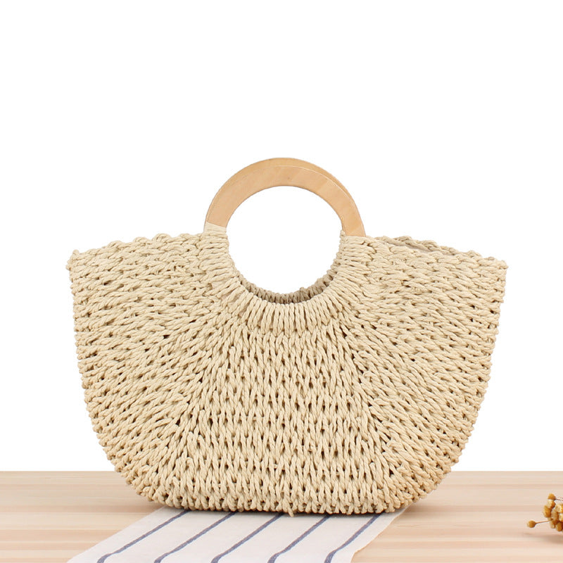 Strandtasche aus gewebtem Papierseil mit Holzgriff