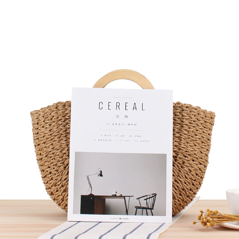 Strandtasche aus gewebtem Papierseil mit Holzgriff