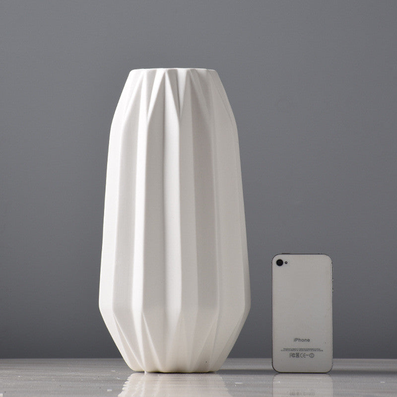 Decorazione di vasi in ceramica bianca alla moda