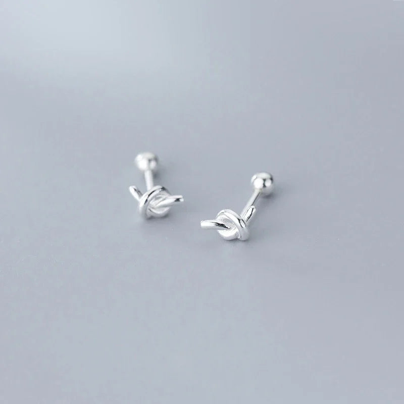 Classico e grazioso piccolo orecchino a perno con nodo per donna in argento sterling 925