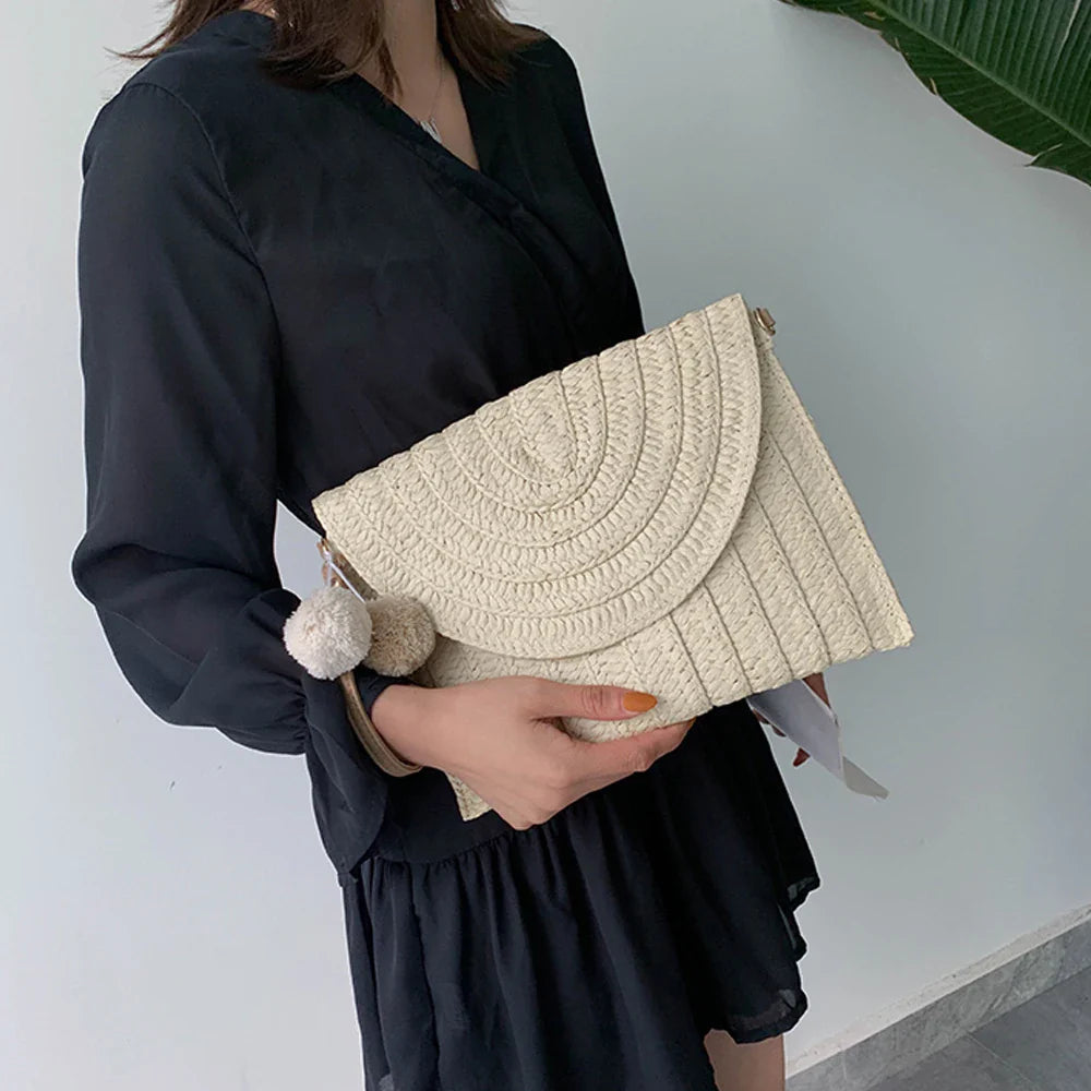 Pochette estiva in paglia alla moda