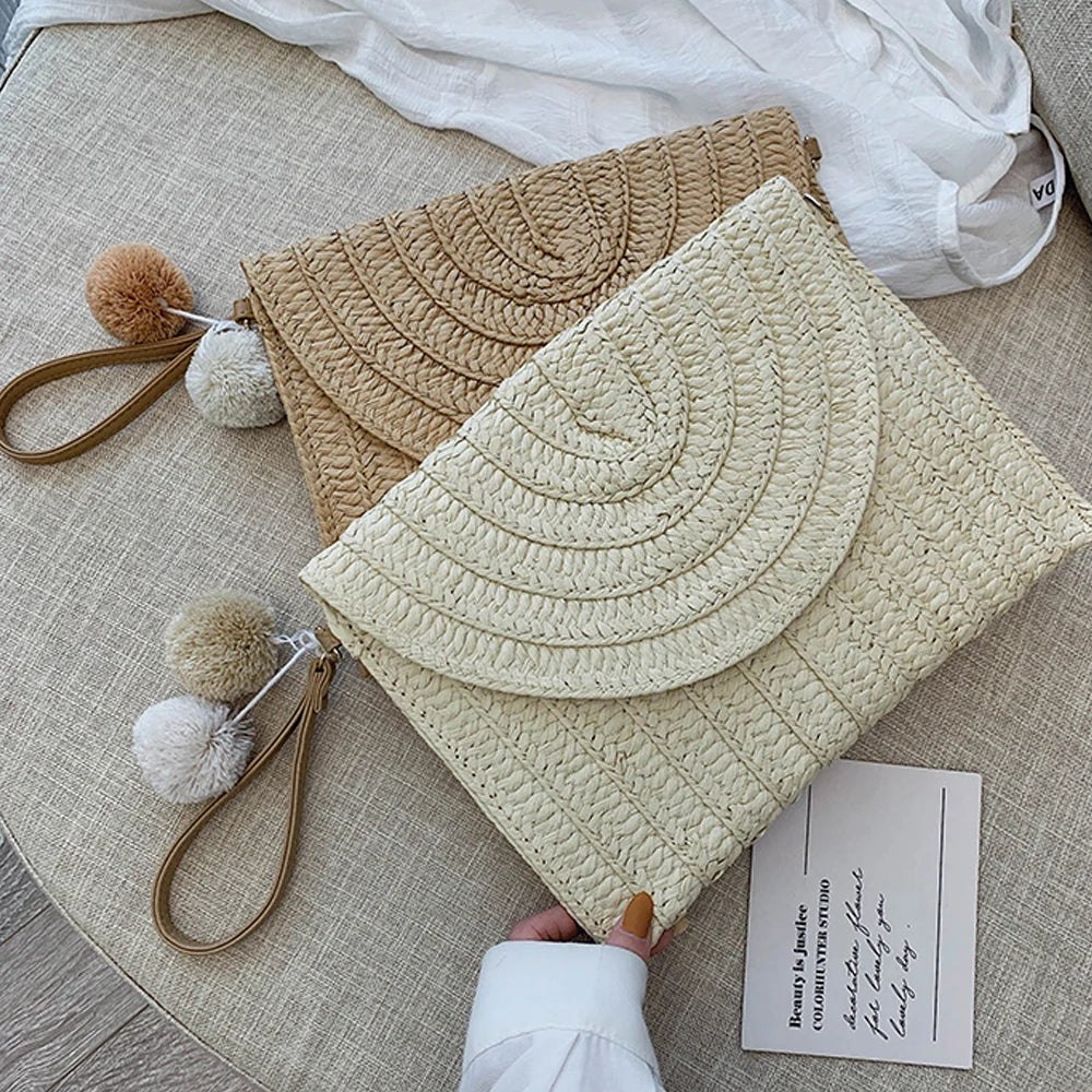 Pochette estiva in paglia alla moda
