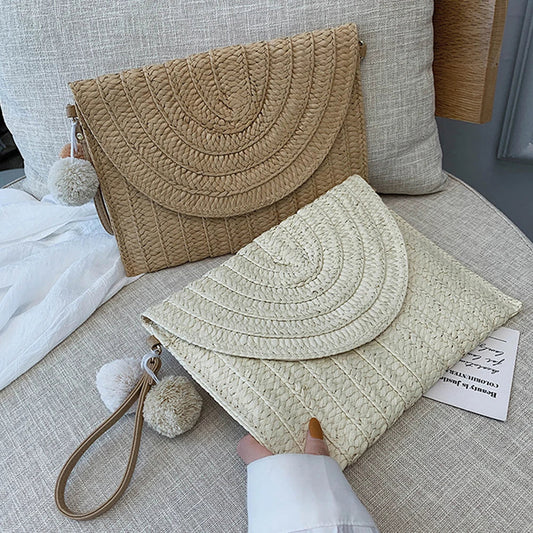 Pochette estiva in paglia alla moda