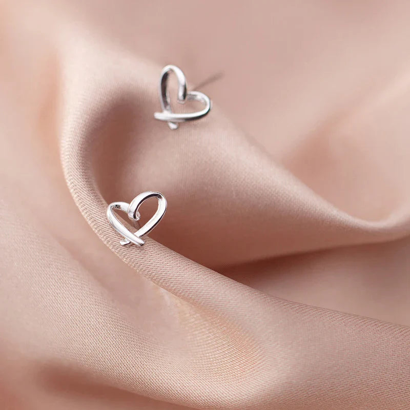 Orecchini a bottone semplici con piccoli cuori, linea classica, per donna