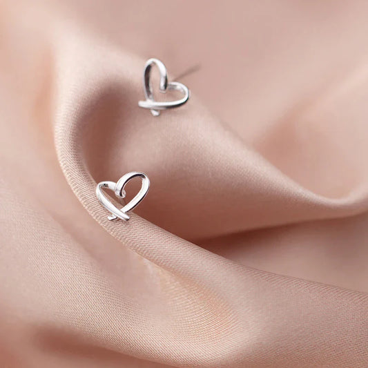 Orecchini a bottone semplici con piccoli cuori, linea classica, per donna