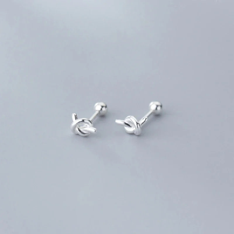 Classico e grazioso piccolo orecchino a perno con nodo per donna in argento sterling 925