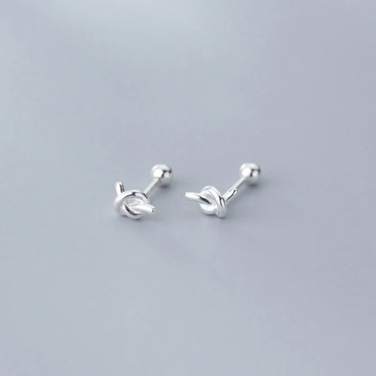 Classico e grazioso piccolo orecchino a perno con nodo per donna in argento sterling 925