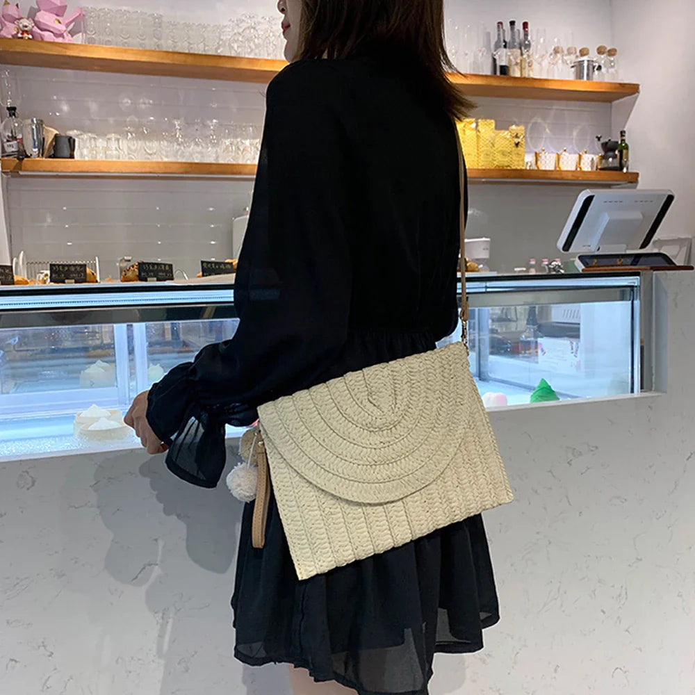 Pochette estiva in paglia alla moda