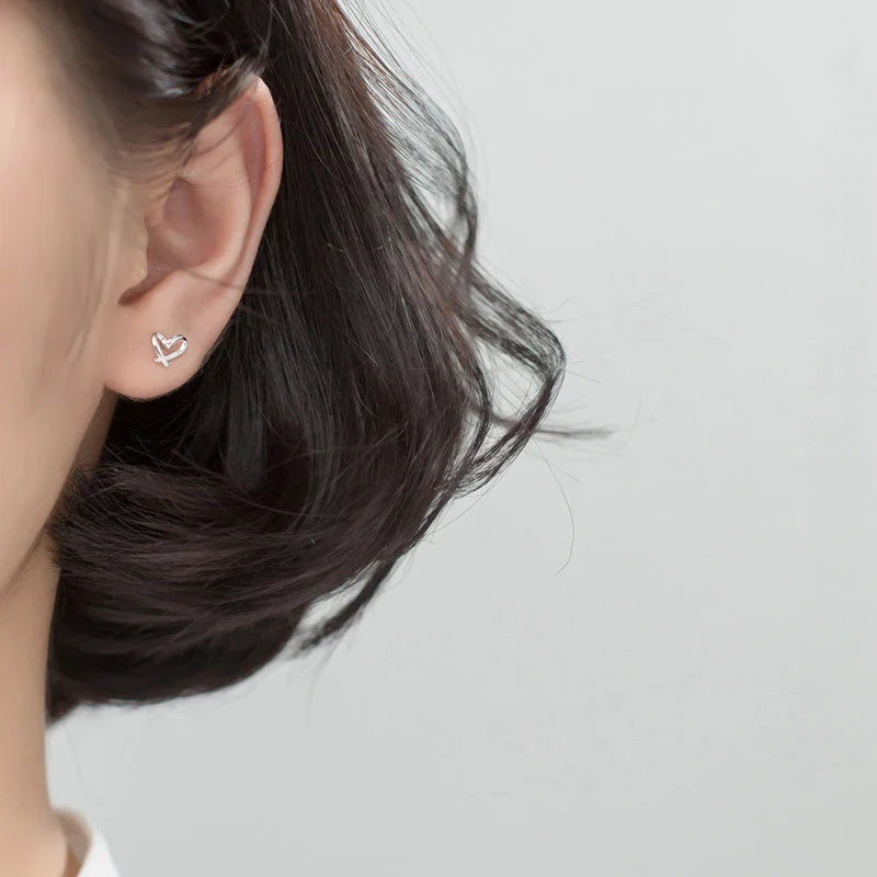 Orecchini a bottone semplici con piccoli cuori, linea classica, per donna