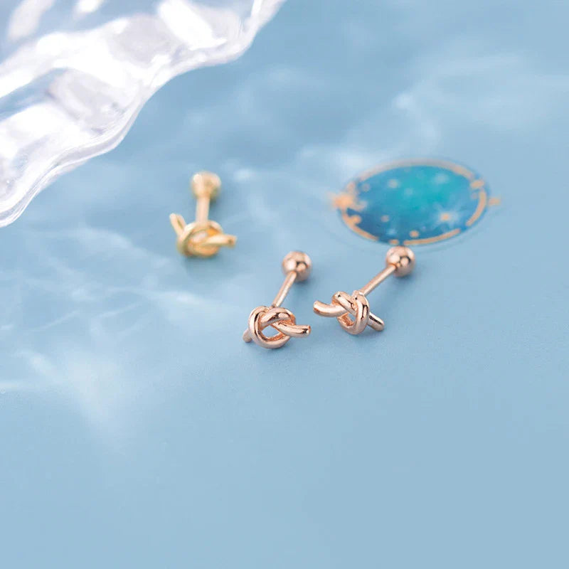 Classico e grazioso piccolo orecchino a perno con nodo per donna in argento sterling 925
