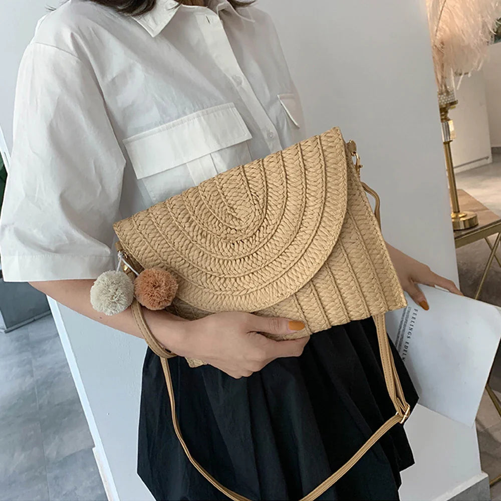 Pochette estiva in paglia alla moda