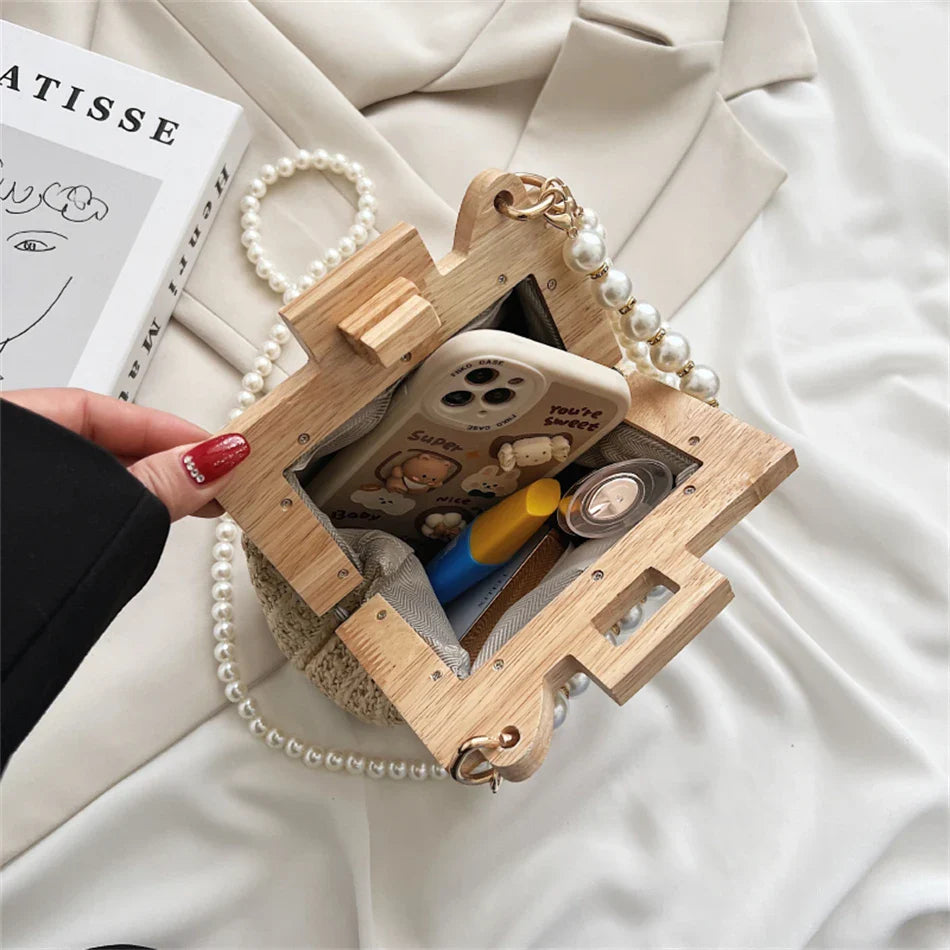 Borsa a tracolla in paglia intrecciata alla moda con clip in legno