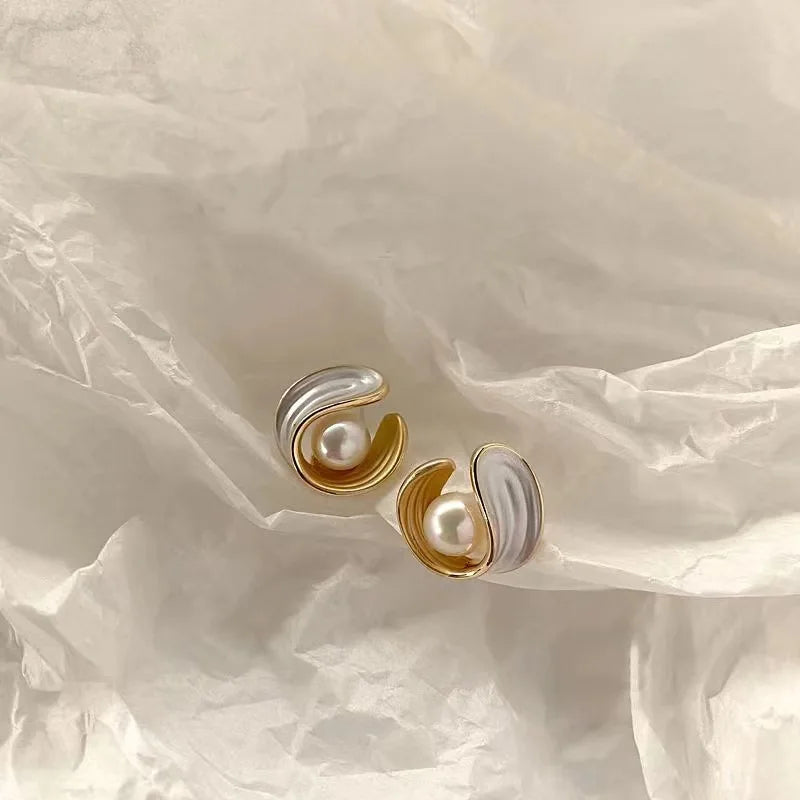 Orecchini a bottone con perla bianca irregolare e conchiglia dorata