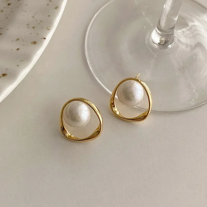 Delicati orecchini a bottone rotondi irregolari con perle per donna
