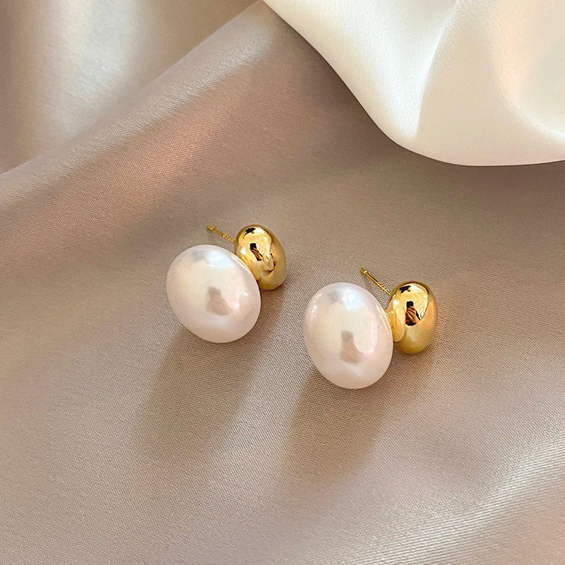Eleganti orecchini a perla piatta con giunzioni a fagiolo per donna
