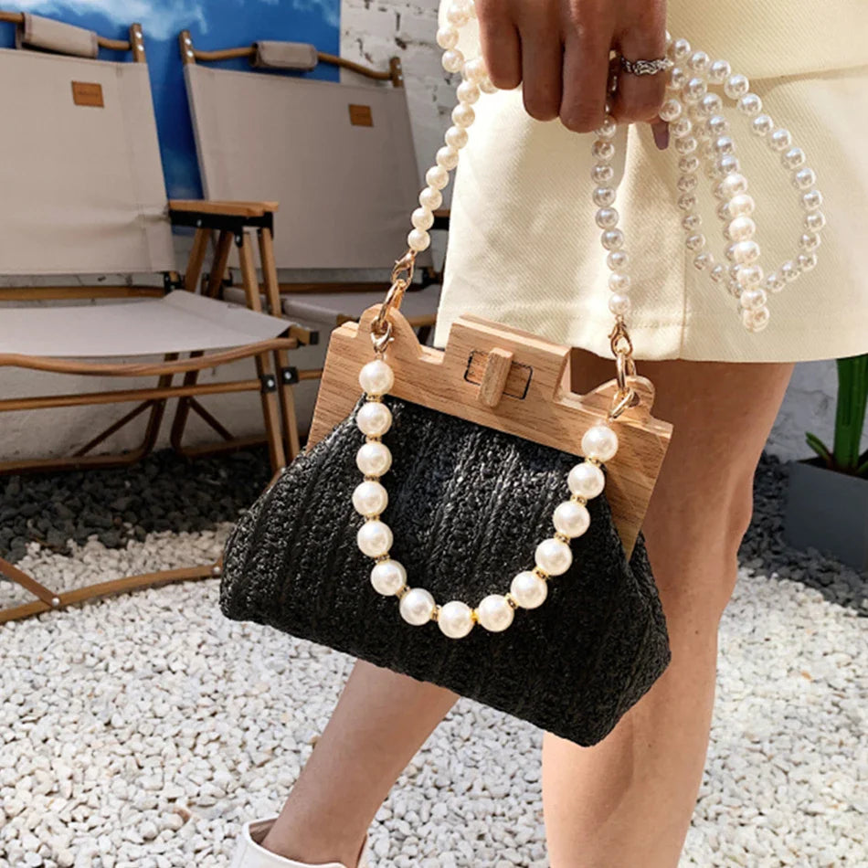 Borsa a tracolla in paglia intrecciata alla moda con clip in legno