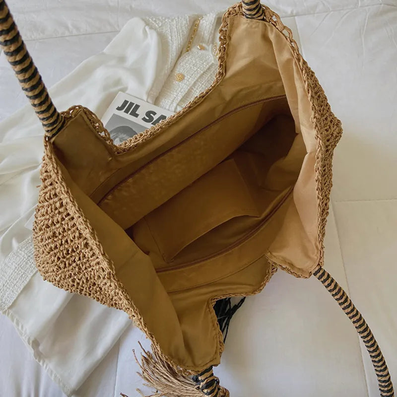 Borsa da spiaggia estiva in paglia intrecciata con nappe