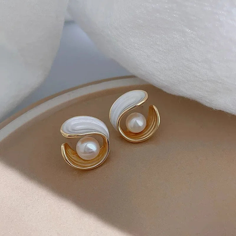 Orecchini a bottone con perla bianca irregolare e conchiglia dorata
