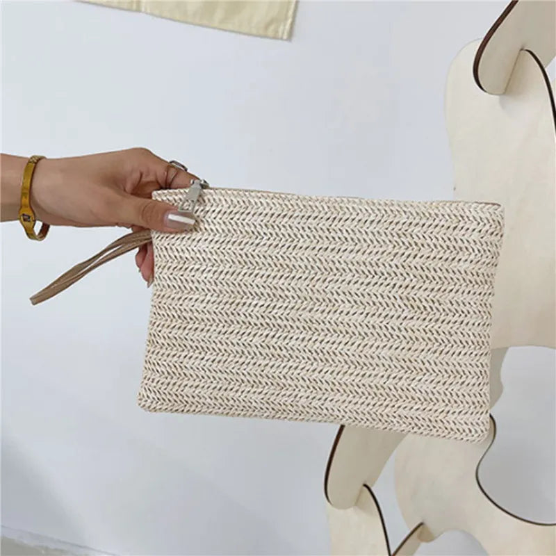 Pochette moda in paglia intrecciata