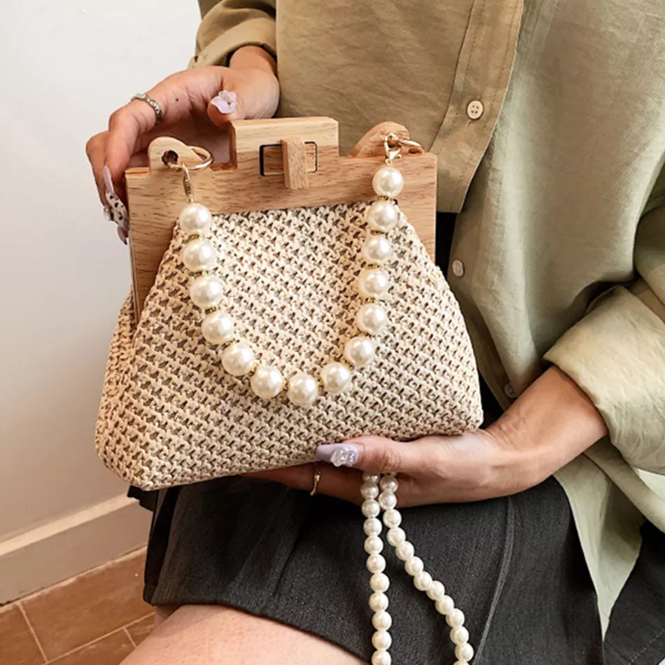 Borsa a tracolla in paglia intrecciata alla moda con clip in legno