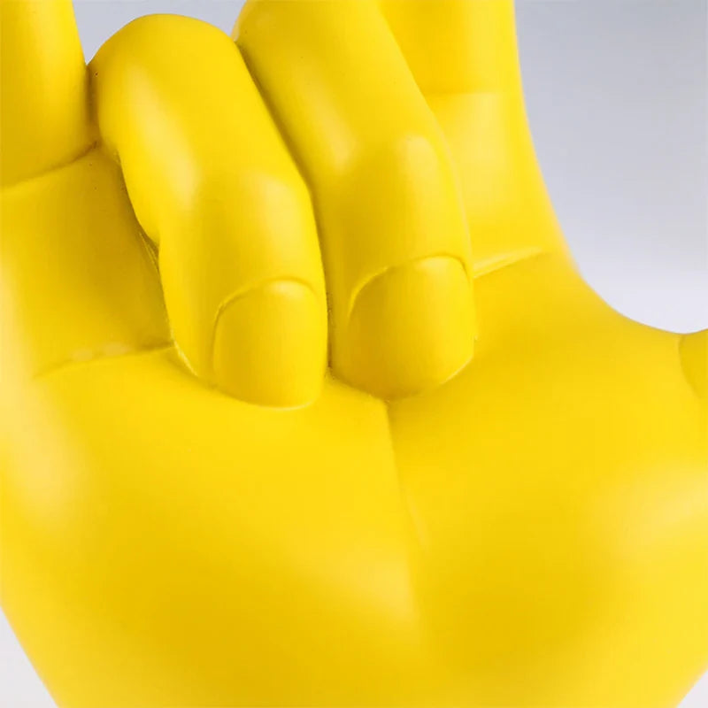 Handstatue aus Kunstharz mit der Aufschrift „I Love You“