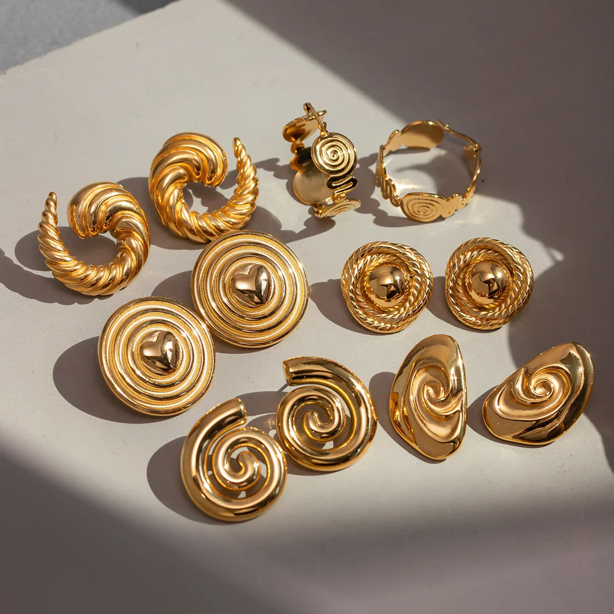 Orecchini a perno con design a spirale in acciaio inossidabile placcato 18 K