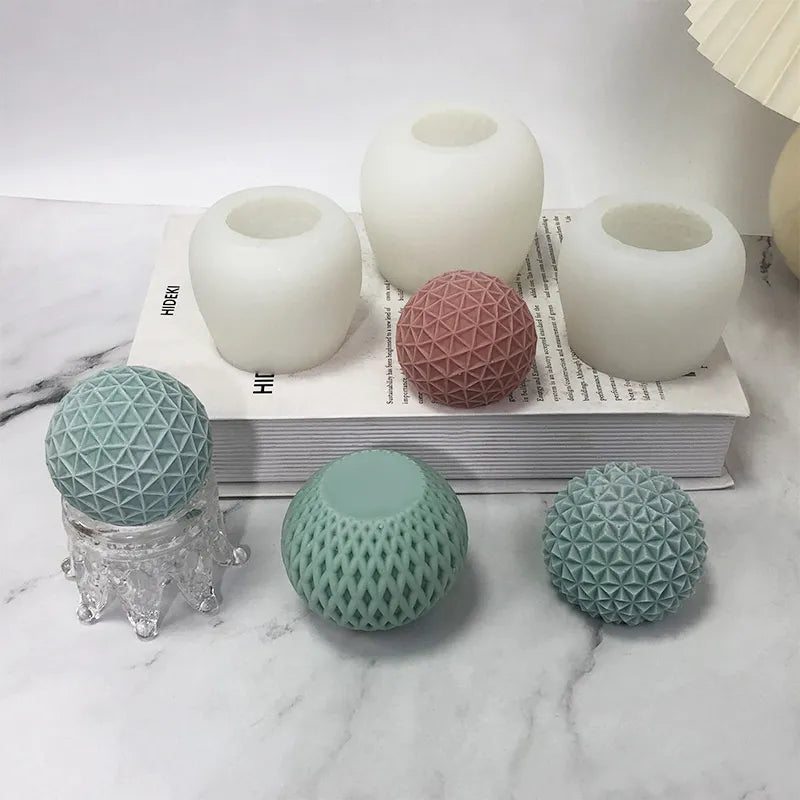 3D-Silikonkerze mit gestreifter Kugel