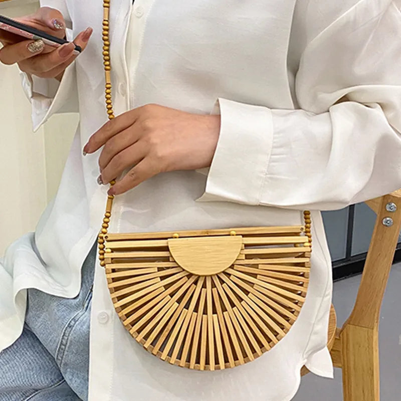 Borsa da spiaggia di lusso in bambù intrecciato a forma di emicerchio
