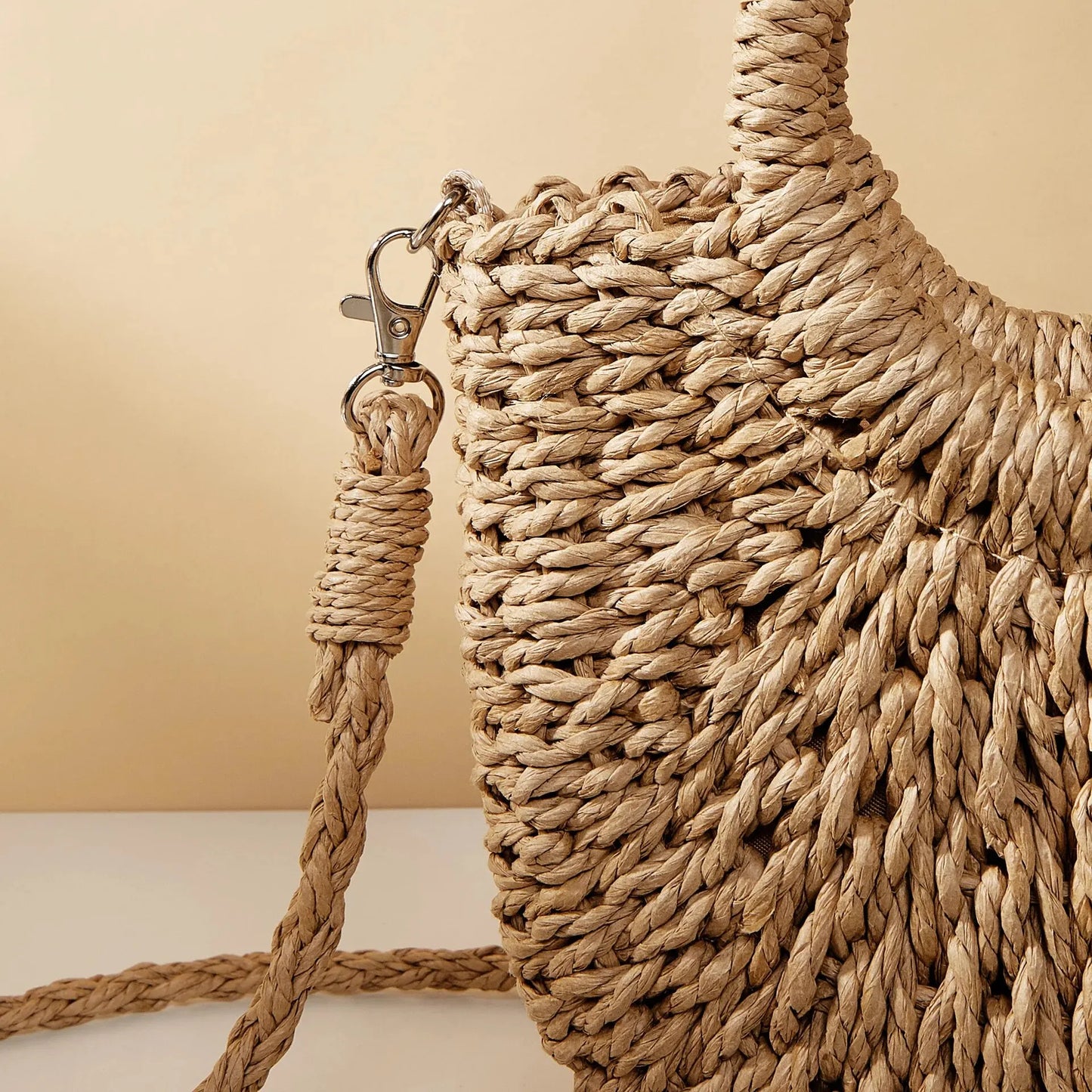 Handgewebte Strohrattan-Halbmond-Handtasche für den Sommerstrand