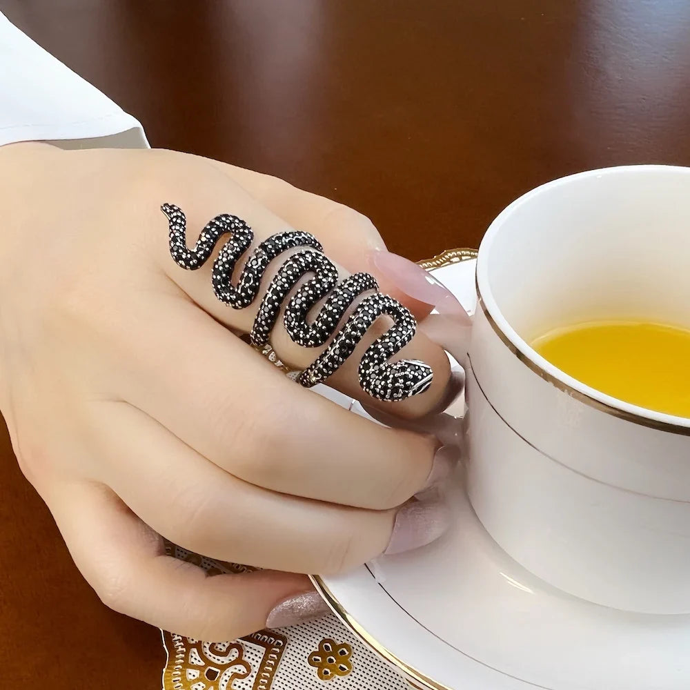 Anello lungo a forma di serpente nero, stile europeo, gioielli vintage raffinati per ragazze e donne, regalo in argento sterling 925.