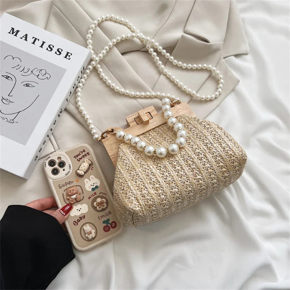 Borsa a tracolla in paglia intrecciata alla moda con clip in legno