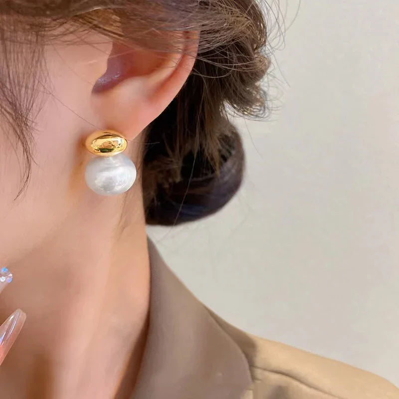 Eleganti orecchini a perla piatta con giunzioni a fagiolo per donna
