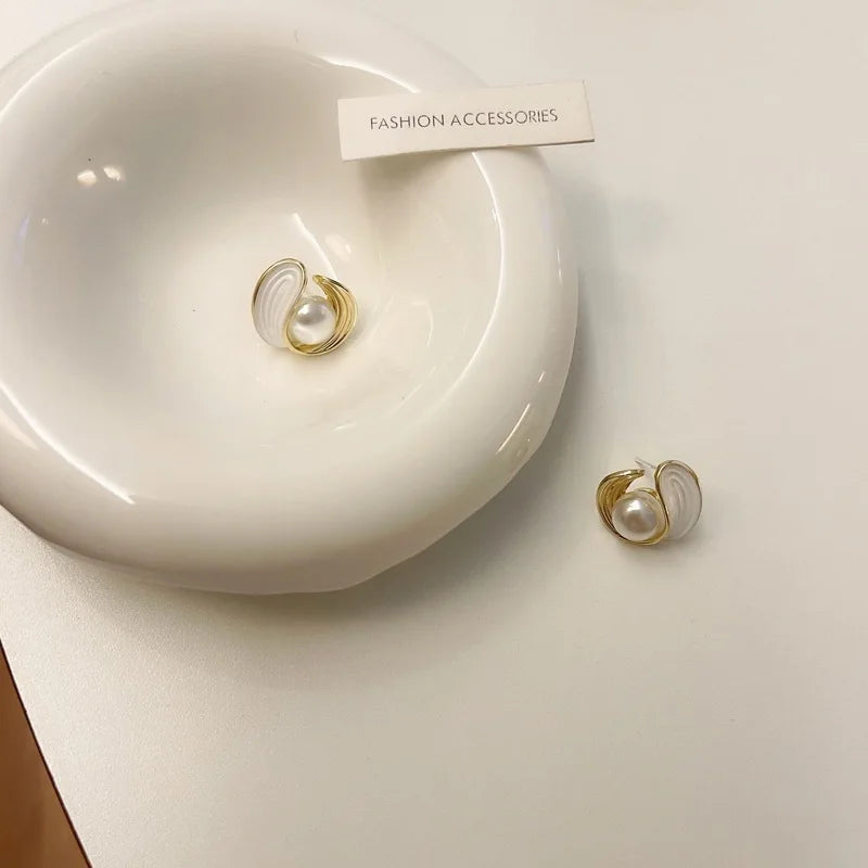 Orecchini a bottone con perla bianca irregolare e conchiglia dorata