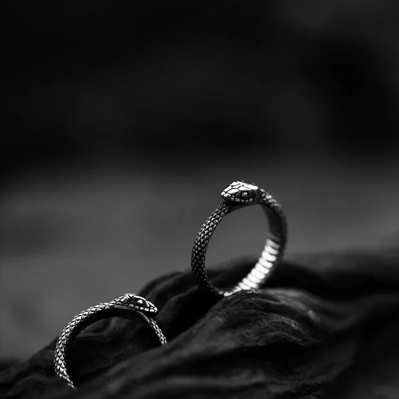 Runder Gothic-Schlangenring aus Edelstahl