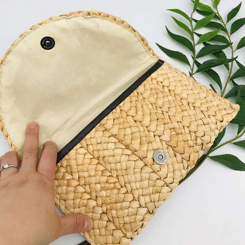 Pochette in paglia con interno in tessuto