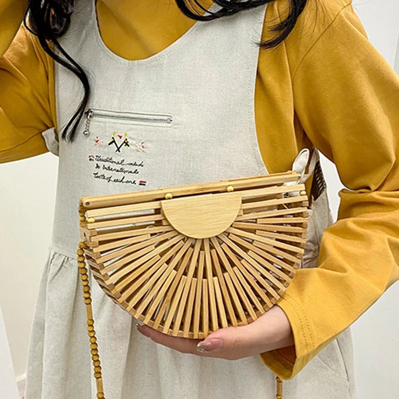 Borsa da spiaggia di lusso in bambù intrecciato a forma di emicerchio