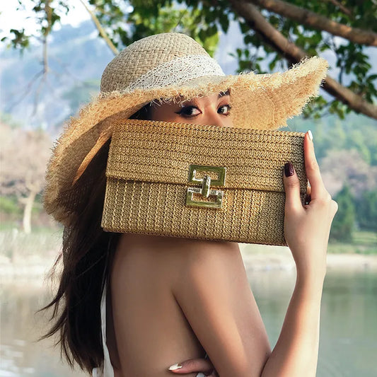 Borsa Pochette in paglia alla moda