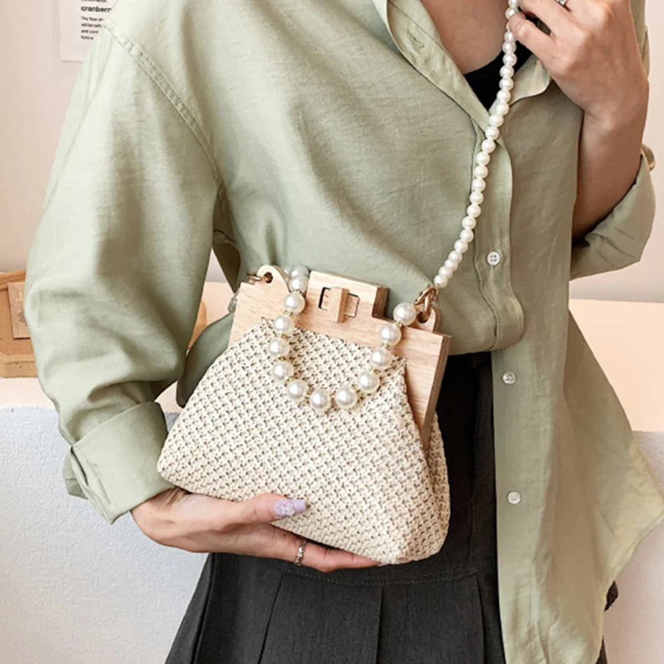 Borsa a tracolla in paglia intrecciata alla moda con clip in legno