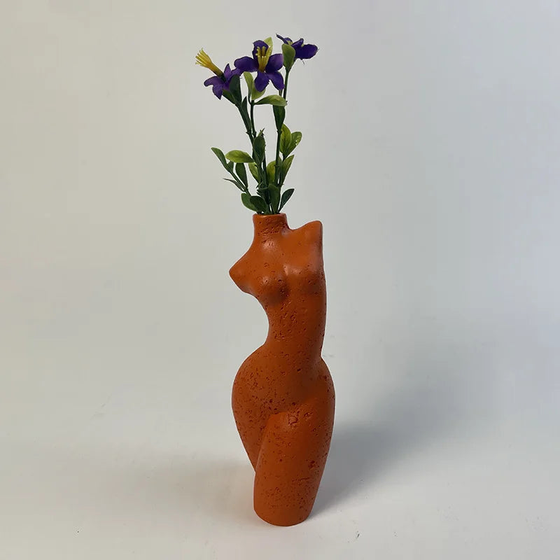 Vaso artistico in resina a forma di corpo di donna