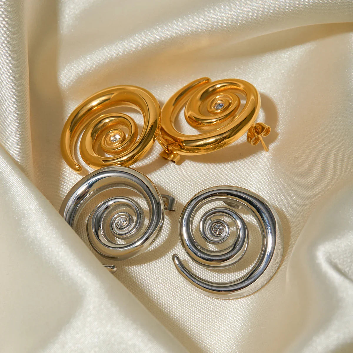 Orecchini a perno con design a spirale in acciaio inossidabile placcato 18 K