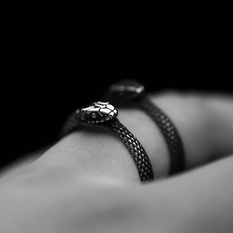 Runder Gothic-Schlangenring aus Edelstahl