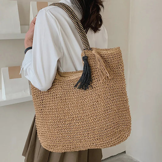 Borsa da spiaggia estiva in paglia intrecciata con nappe