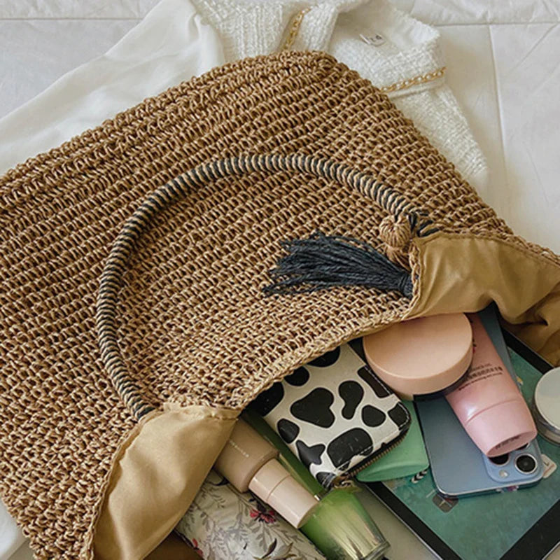 Borsa da spiaggia estiva in paglia intrecciata con nappe