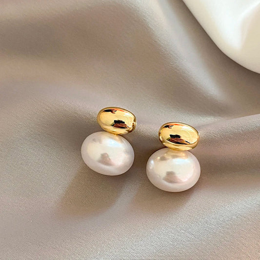 Eleganti orecchini a perla piatta con giunzioni a fagiolo per donna