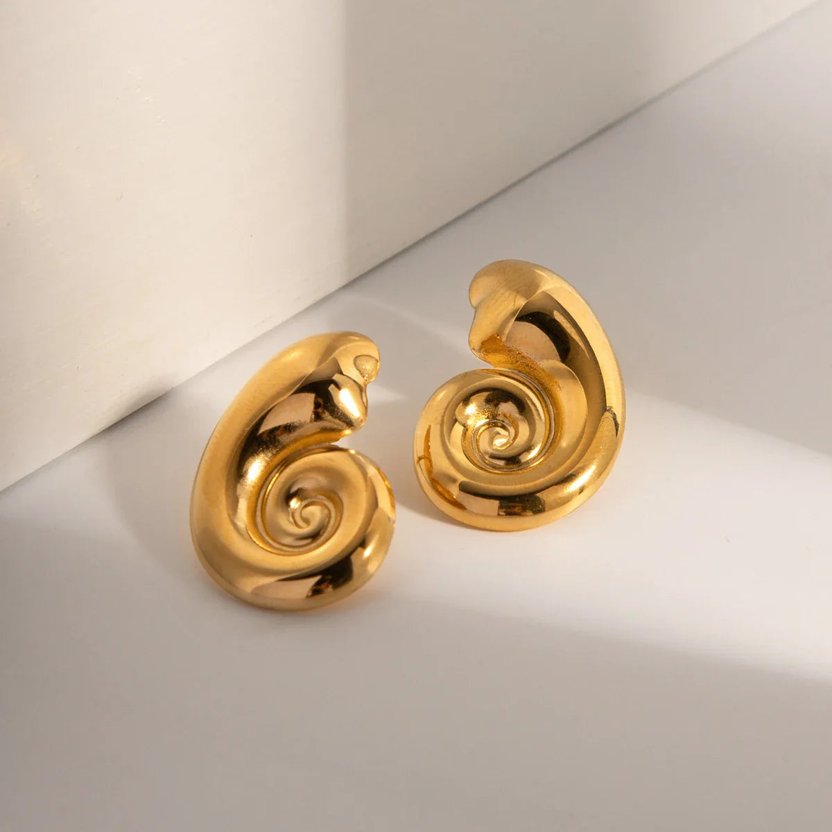 Orecchini a cerchio a spirale a conchiglia per donna