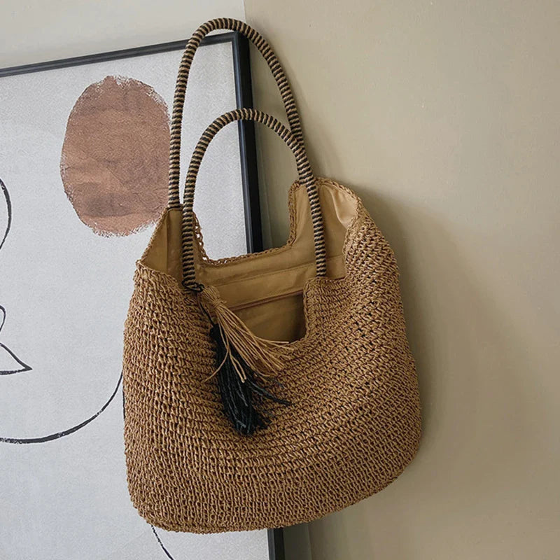 Borsa da spiaggia estiva in paglia intrecciata con nappe