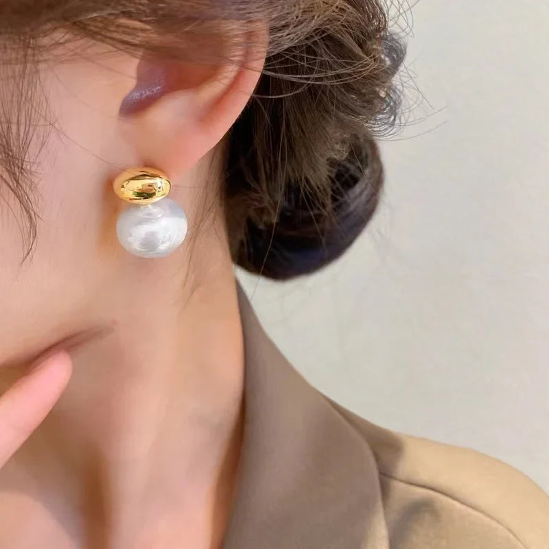 Eleganti orecchini a perla piatta con giunzioni a fagiolo per donna